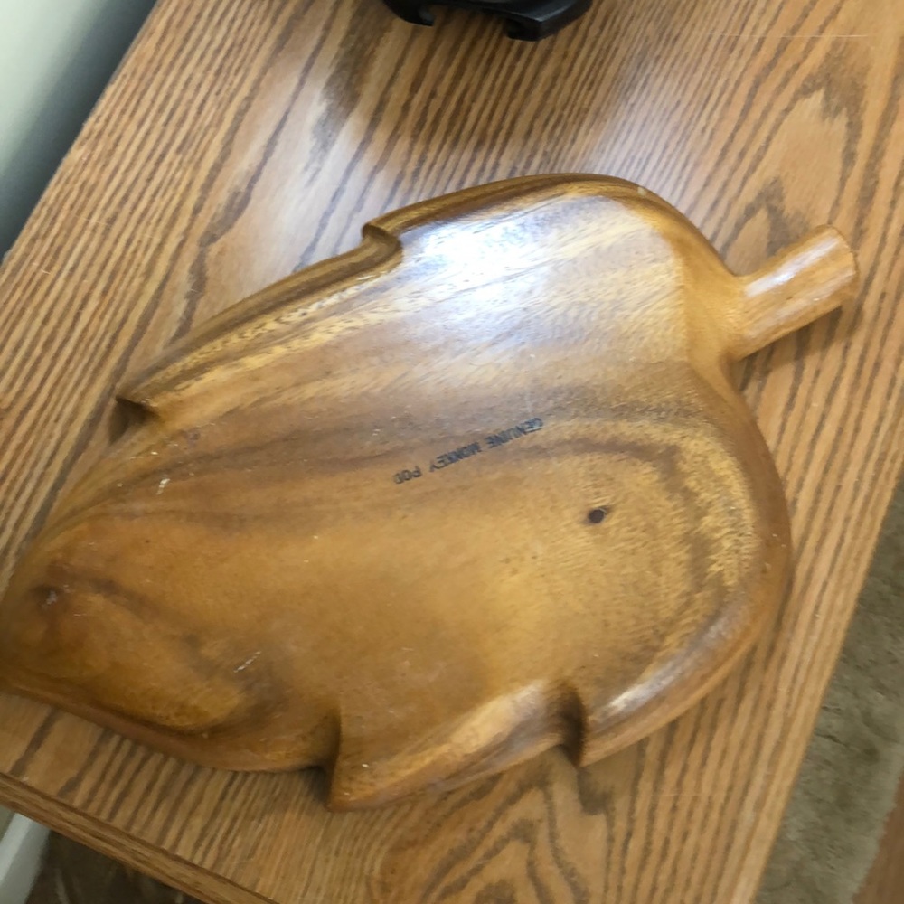 Monkey Pod leaf shaped serving tray 15.5 x 9.75” - Picture 3 of 4